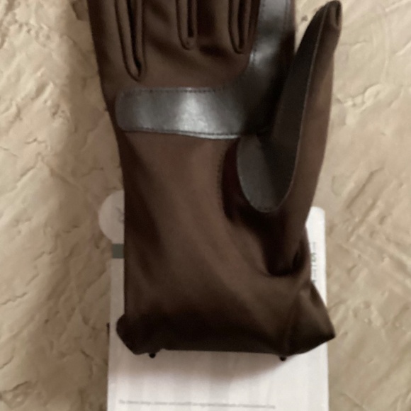 Isotoner Women's Spandex Fleece-Lined Gloves - Picture 5 of 7